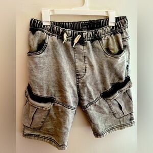 Loose fit cargo shorts